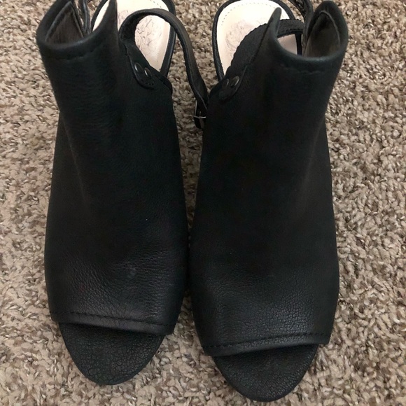 Vince Camuto Shoes - Vince Camuto style Emmit in Black.